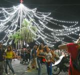La rotonda de Pellegrini y Oroño se ilumina con el clásico encendido del arbolito de Navidad