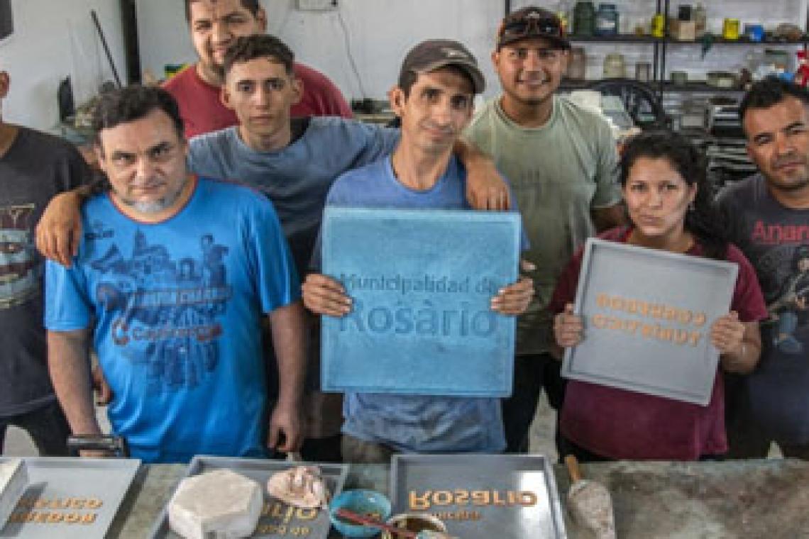 Jóvenes de Parada Oeste fabrican baldosas para las veredas con propósito
