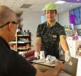 El café, el buen trato y el baño limpio atraen clientes al surtidor