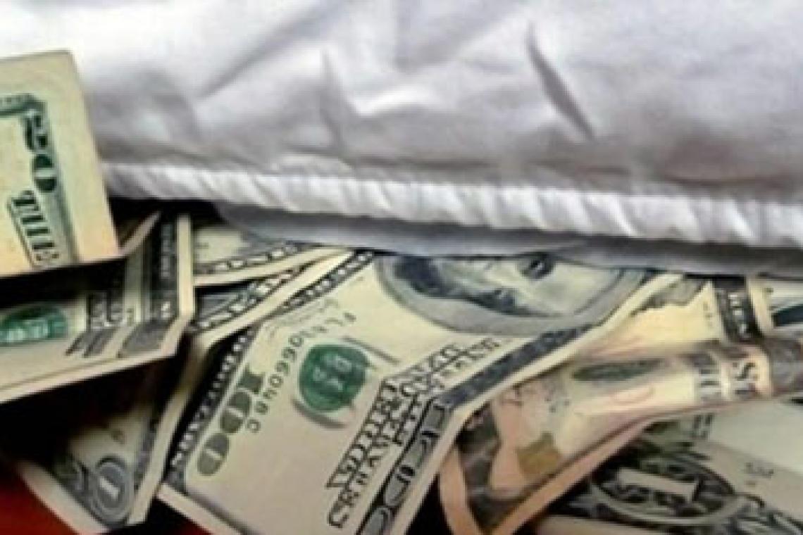 Argentina flexibiliza uso de dólares no declarados para atraer divisas y reactivar la economía