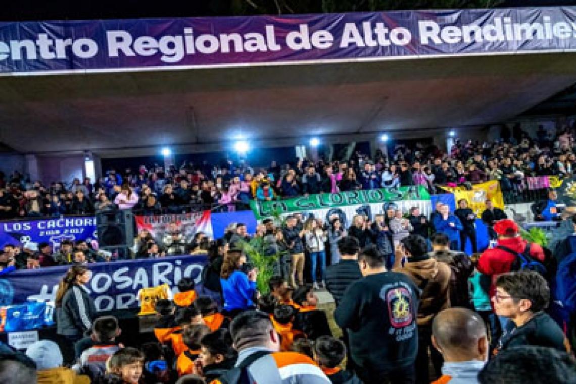 La Municipalidad entregó 10.000 camisetas a niños y niñas de clubes barriales