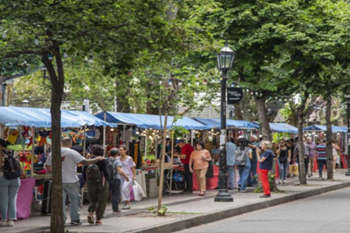 Se desarrolla una feria solidaria por el Día del Padre en la plaza Pringles