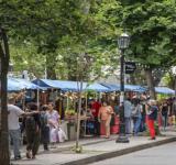 Se desarrolla una feria solidaria por el Día del Padre en la plaza Pringles
