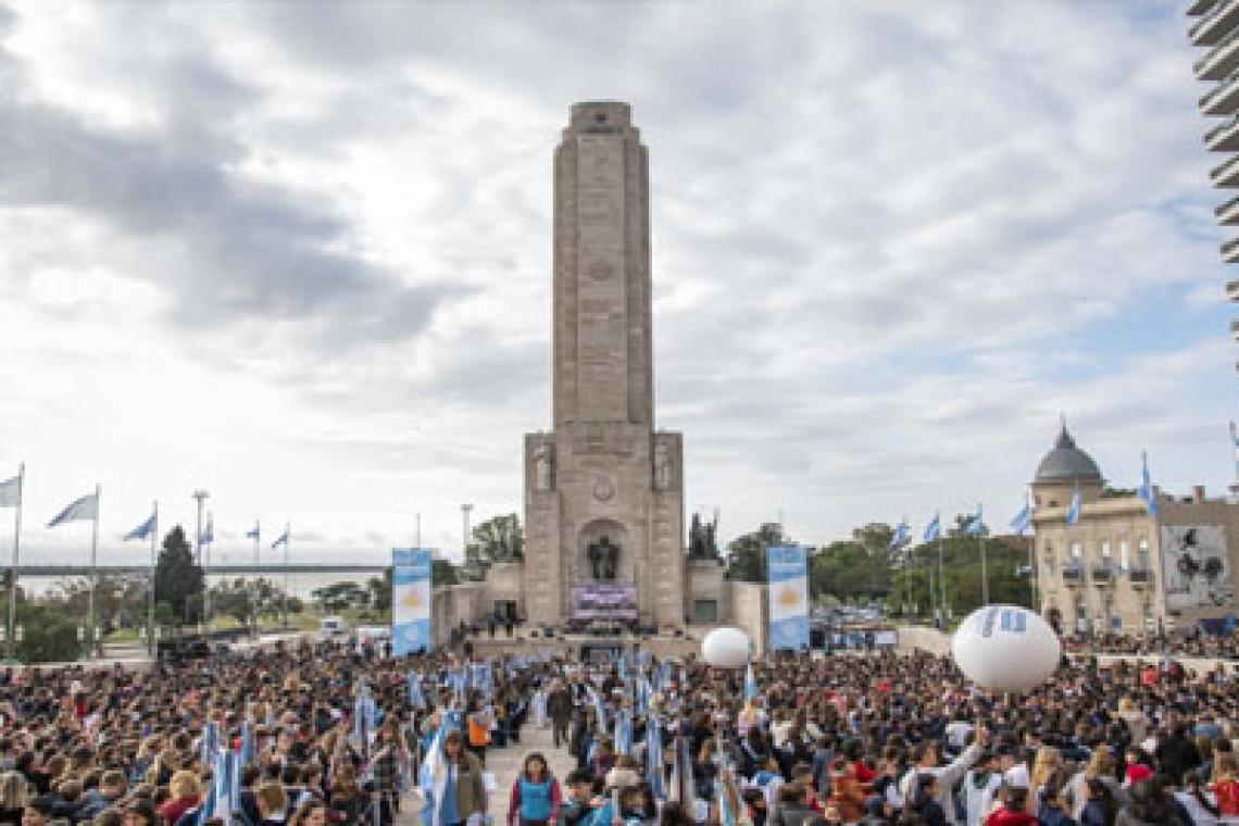 Miles de estudiantes de todo el país llegan para protagonizar las promesas de lealtad a la Bandera