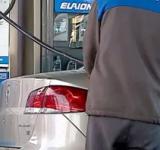 Impacto en los surtidores: el Gobierno actualizó parcialmente los impuestos a los combustibles