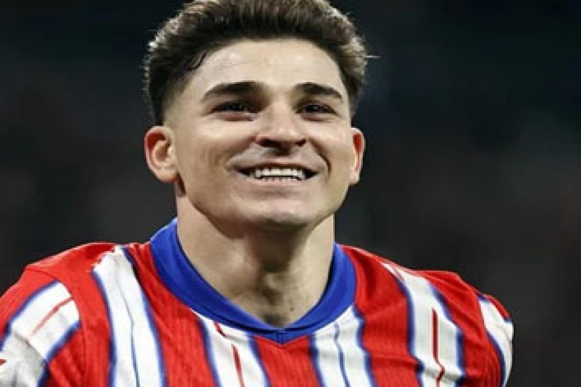 Video: el golazo de tiro libre de Julián Álvarez con el Atlético de Madrid frente al Espanyol