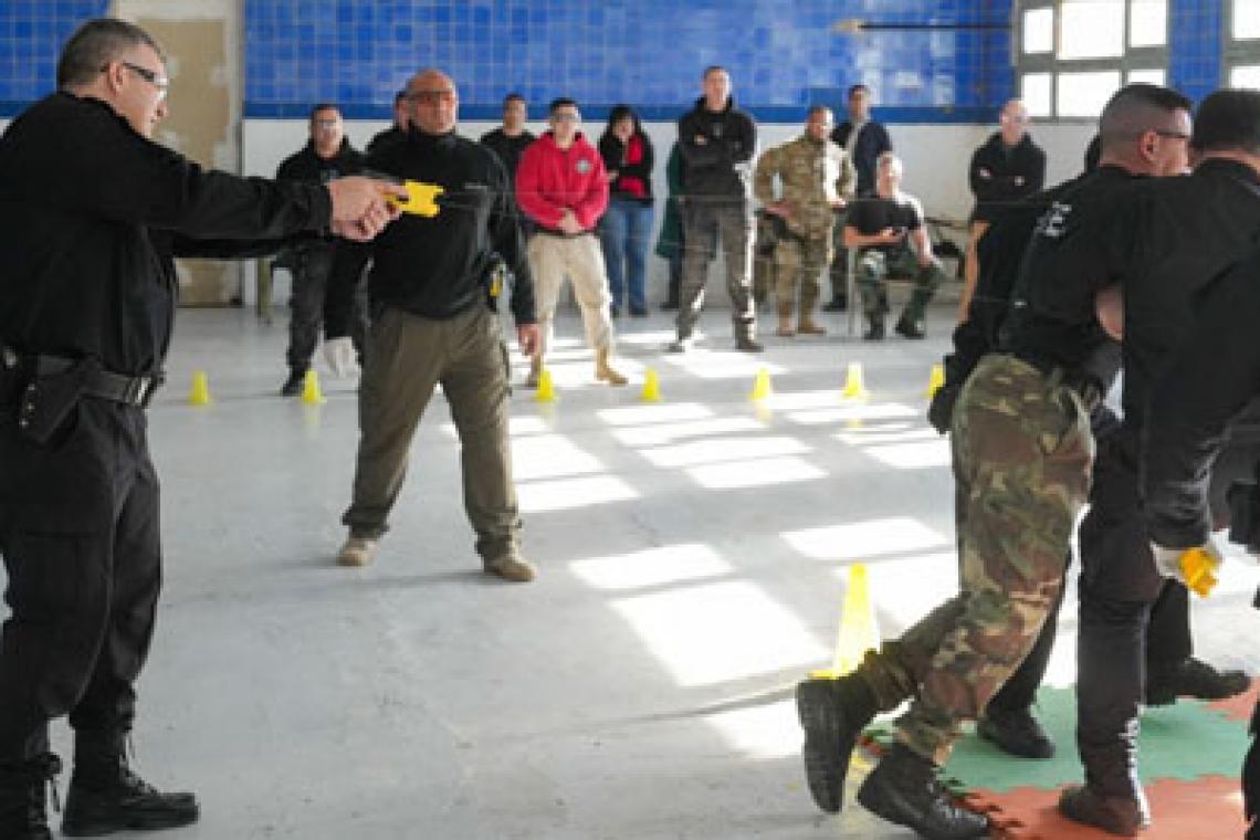 El Gobierno Provincial proyecta que desde septiembre policías de Rosario y de Santa Fe porten las Taser