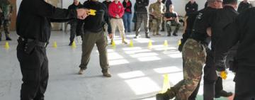 El Gobierno Provincial proyecta que desde septiembre policías de Rosario y de Santa Fe porten las Taser