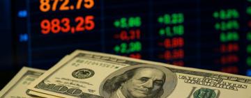 El dólar trepa al techo de la banda y el riesgo país supera los 1.000 puntos tras la derrota electoral