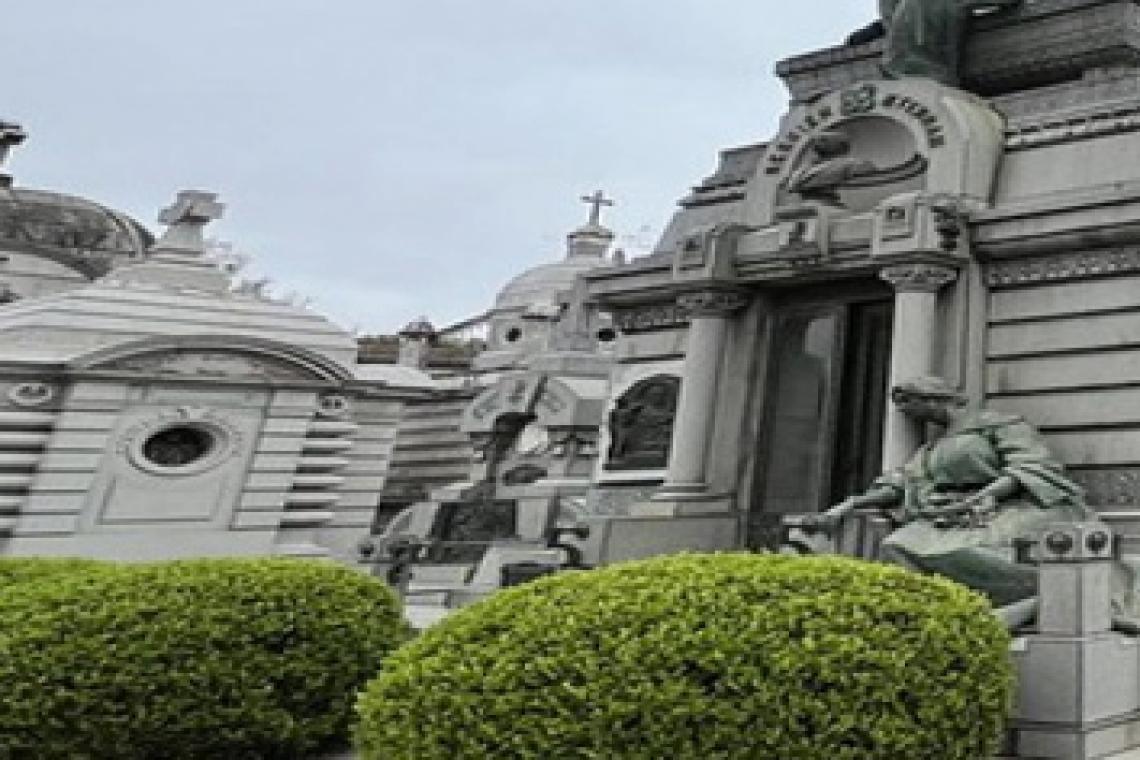 El cementerio El Salvador invita a un recorrido guiado por el simbolismo masónico