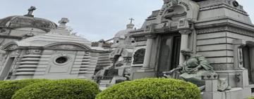 El cementerio El Salvador invita a un recorrido guiado por el simbolismo masónico