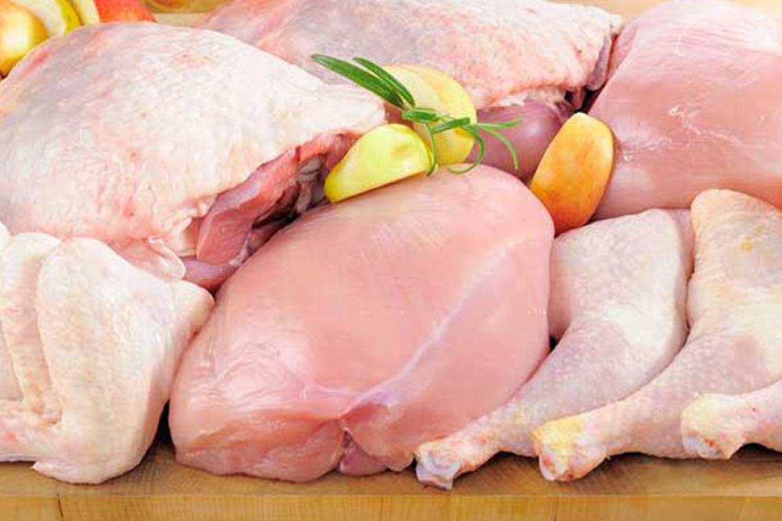 La sobreoferta de pollo por el cierre de las exportaciones baja los precios y dispara el consumo