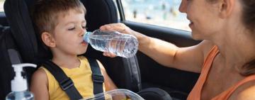 Viajar con chicos: cuidados clave para prevenir la enterocolitis