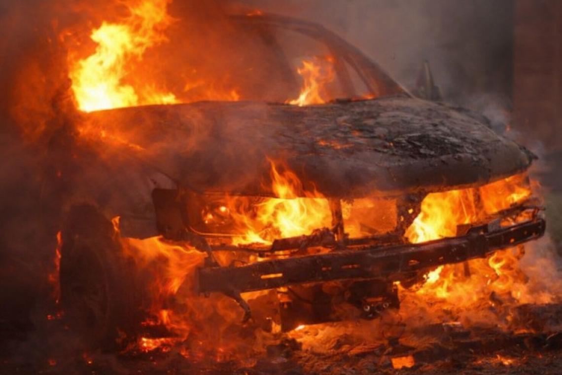 Tres autos incendiados en menos de ocho horas en distintos puntos de Rosario
