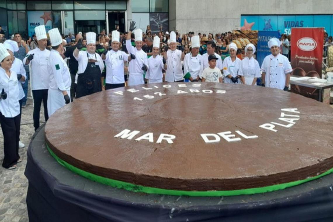 Un alfajor gigante de 720 kilos celebró los 152 años de Mar del Plata