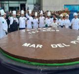 Un alfajor gigante de 720 kilos celebró los 152 años de Mar del Plata
