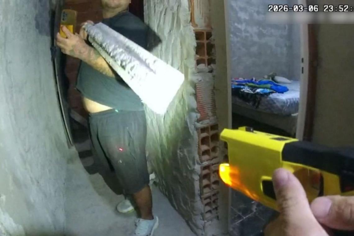 Rosario: la Policía utilizó una pistola Taser para neutralizar a un agresor en un caso de violencia de género