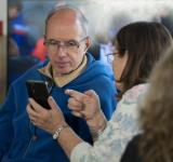 Rosario relanza talleres gratuitos de celular para personas mayores en todos los distritos