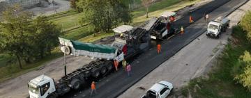 Camino de la Cremería: avanza el asfalto y la obra ya alcanza el 80 %