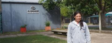 Mariana, la carpintera que aprendió en El Obrador y hoy ayuda a recuperar edificios históricos de Rosario