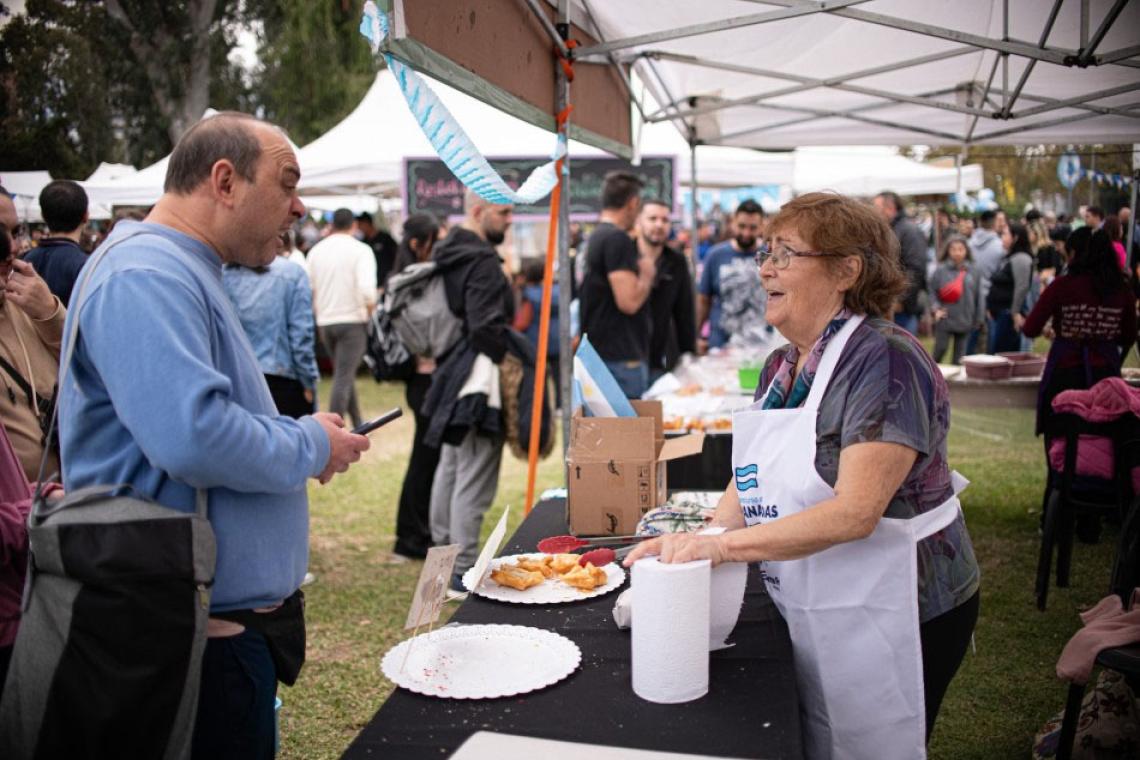 Rosario celebra el Día de la Patria con una nueva Fiesta del Pastelito en el Parque Alem