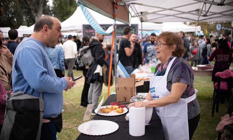Rosario celebra el Día de la Patria con una nueva Fiesta del Pastelito en el Parque Alem