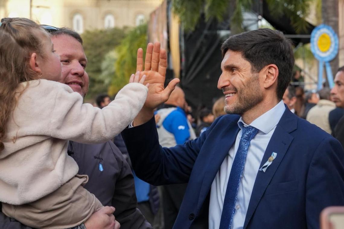 Pullaro llamó a “trabajar juntos” y reivindicó el espíritu de Mayo ante una Plaza 25 de Mayo colmada
