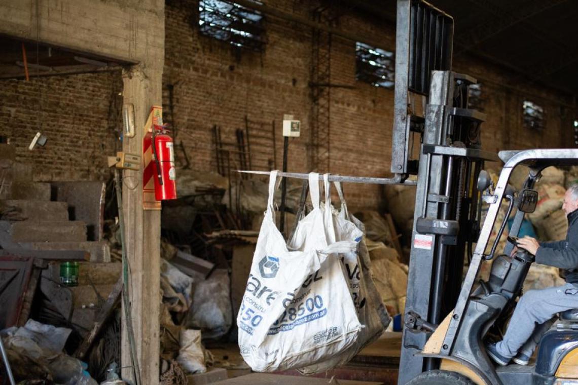 Cuatro toneladas de materiales secuestrados en una chatarrería de Rosario durante un operativo provincial