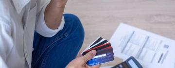 Crece la preocupación por el uso de tarjetas: aumentan las familias que financian gastos básicos