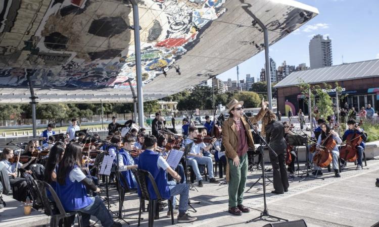 Rosario se hace canción: la Orquesta de Barrio Ludueña emocionó junto a Coti Sorokin en el Día de la Bandera