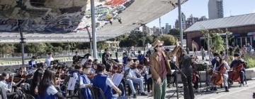 Rosario se hace canción: la Orquesta de Barrio Ludueña emocionó junto a Coti Sorokin en el Día de la Bandera
