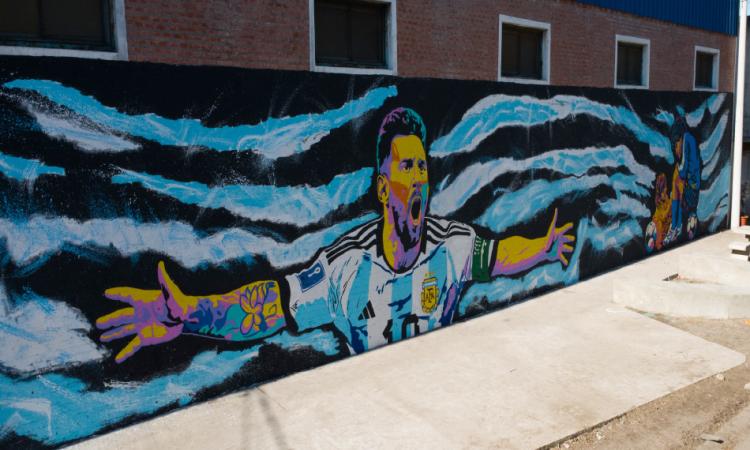 Rosario inaugura la Plaza de Bolsillo Nº100 con un imponente mural de Messi y la Copa del Mundo