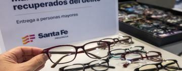 Provincia entregó marcos de lentes recuperados del delito a adultos mayores de Rosario