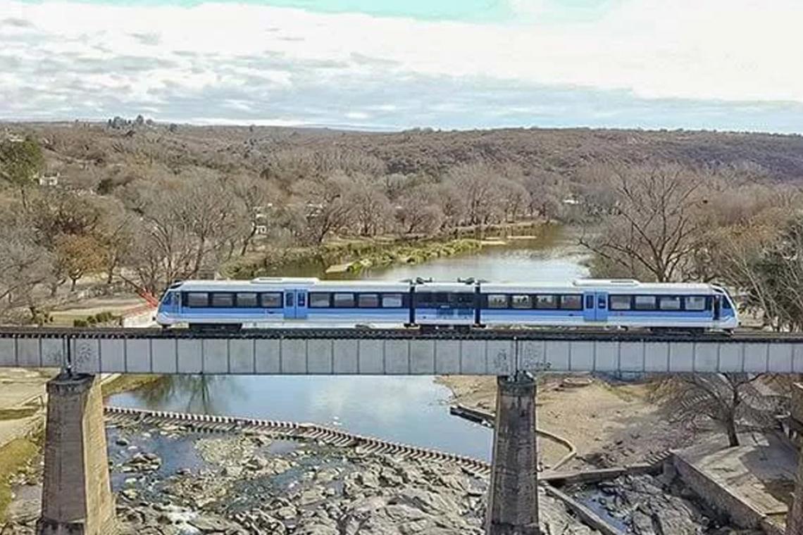 El Tren de las Sierras: un viaje económico entre montañas, ríos y pueblos de Córdoba