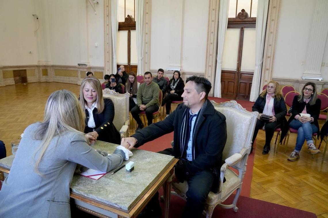Ocho parejas dieron el “sí” en el Salón Blanco de la Sede de Gobierno en Rosario