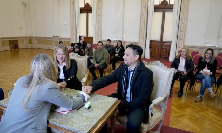 Ocho parejas dieron el “sí” en el Salón Blanco de la Sede de Gobierno en Rosario