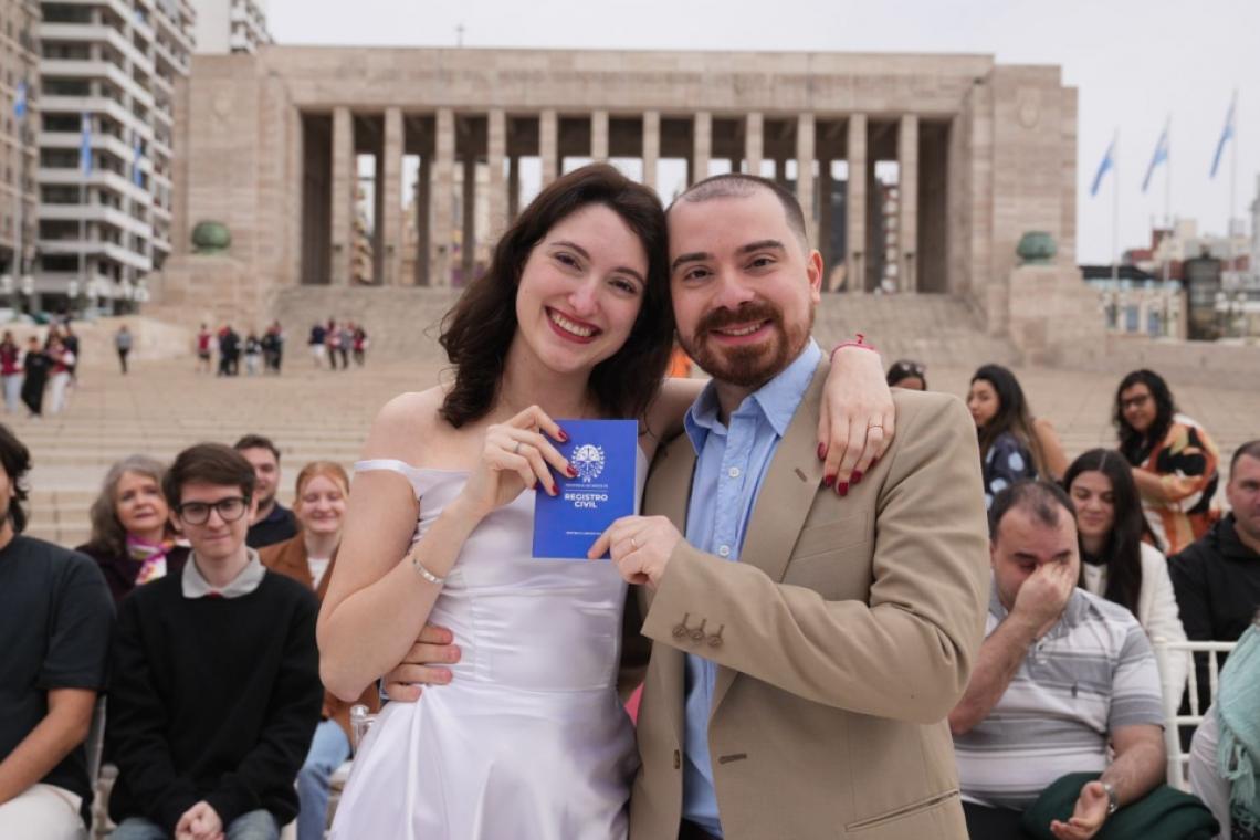 Histórico: once parejas se casaron al pie del Monumento a la Bandera