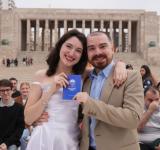 Histórico: once parejas se casaron al pie del Monumento a la Bandera