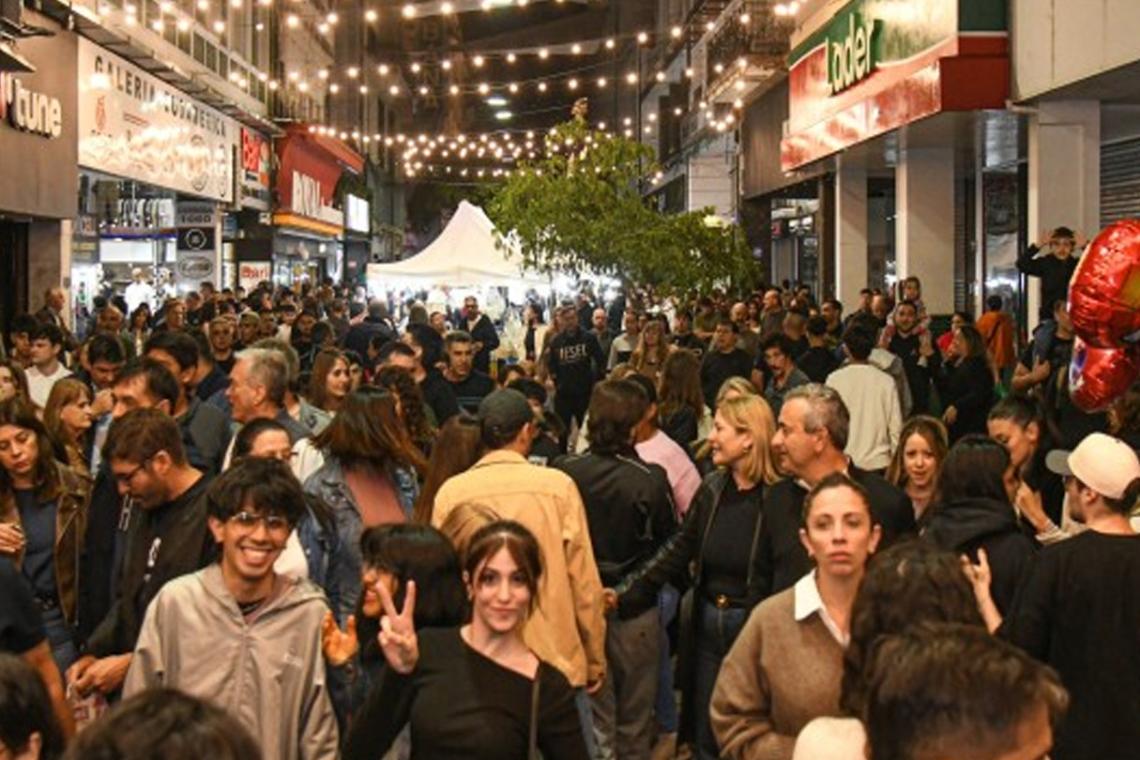 Rosario vuelve a vivir la Noche de Peatonales con música, ferias y promociones