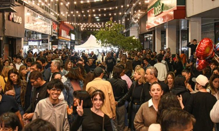 Rosario vuelve a vivir la Noche de Peatonales con música, ferias y promociones