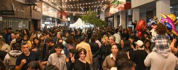 Rosario vuelve a vivir la Noche de Peatonales con música, ferias y promociones